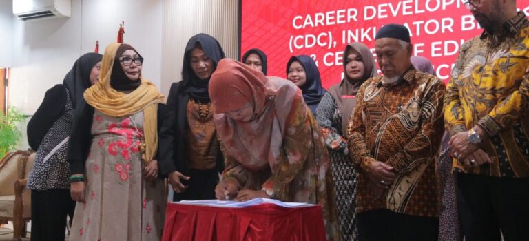 UUI Resmikan Tiga Lembaga Strategis Kampus