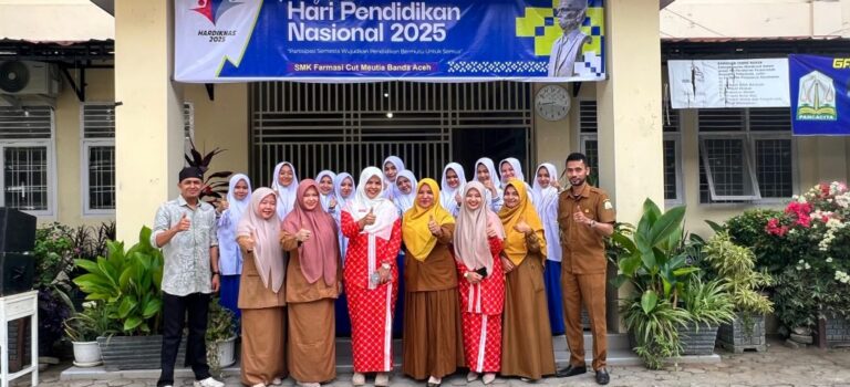 Kolaborasi Pendidikan! Rektor UUI Jadi Pembina Upacara dan Resmikan MoU dengan SMK Farmasi